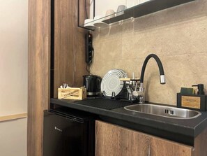 Fridge, electric kettle - Compact Central Studio in Downtown Thessaloniki (Thessaloniki)