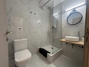 Shower, shampoo - Compact Central Studio in Downtown Thessaloniki (Thessaloniki)
