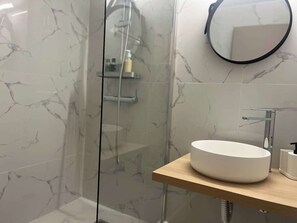 Shower, shampoo - Compact Central Studio in Downtown Thessaloniki (Thessaloniki)