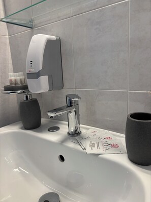 Hair dryer, towels, soap, toilet paper - Apartment Elvira (Cefalù)