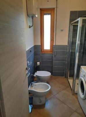 Shower, hair dryer, bidet - Casa Giovanna Casal Velino - Seafront Apartment Two Steps from the Beach (Casal Velino)