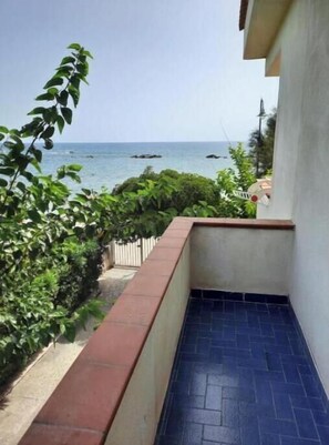 Property grounds - Casa Giovanna Casal Velino - Seafront Apartment Two Steps from the Beach (Casal Velino)