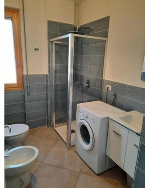 Shower, hair dryer, bidet - Casa Giovanna Casal Velino - Seafront Apartment Two Steps from the Beach (Casal Velino)