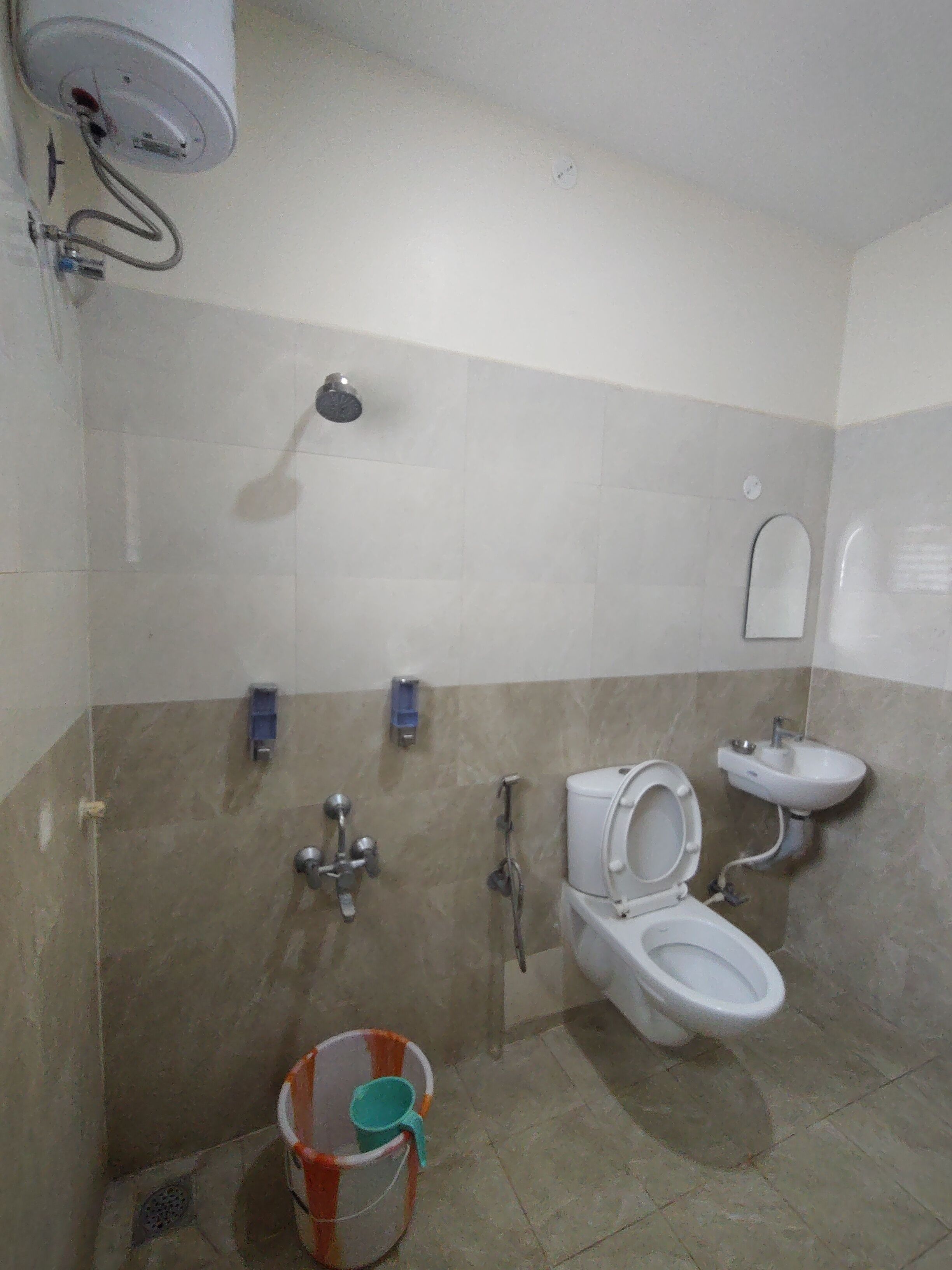 Une salle de bain comprenant des toilettes, un bidet, une douche et un lavabo.