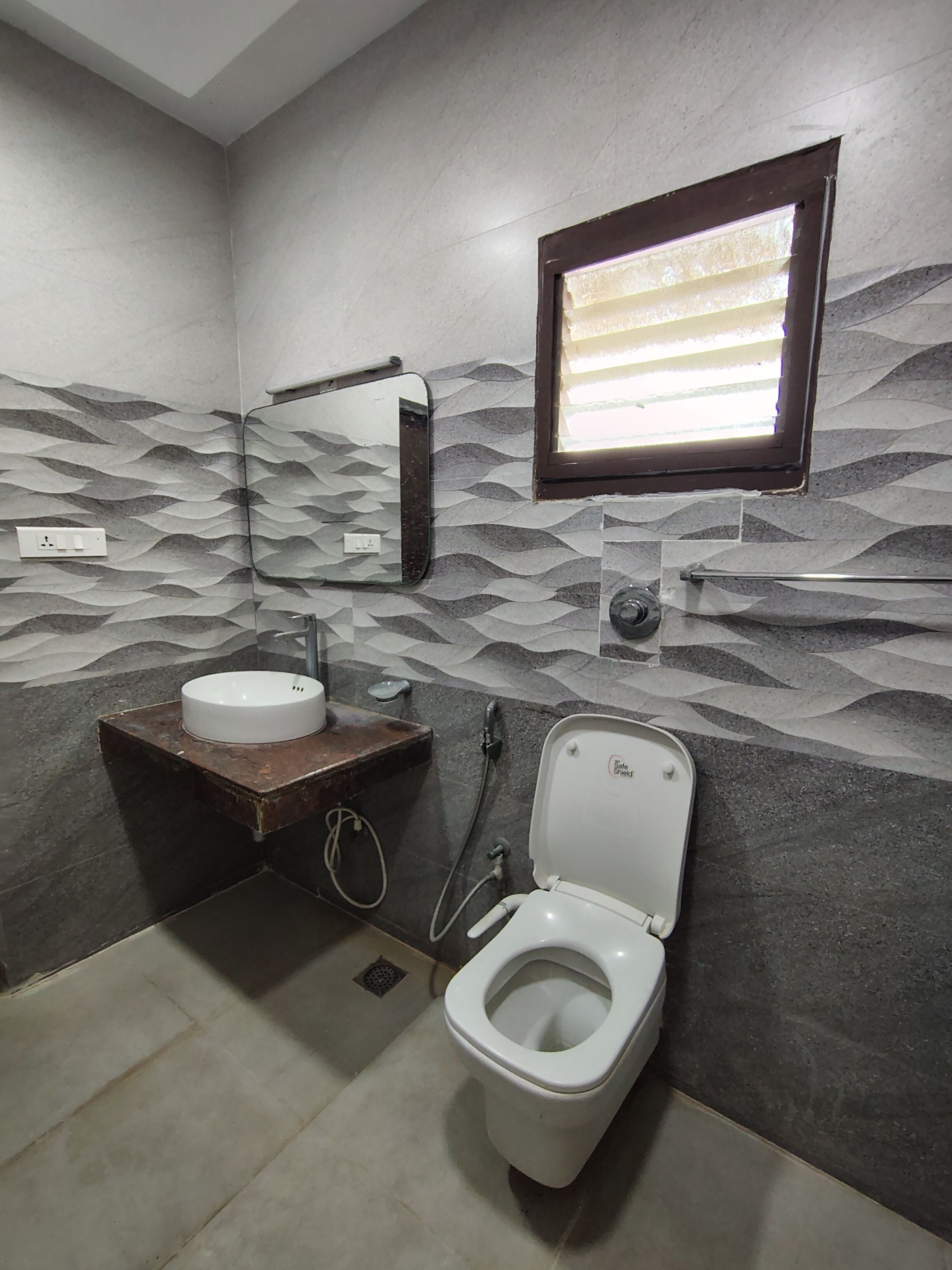 Douche, serviettes fournies, savon