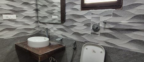 Douche, serviettes fournies, savon
