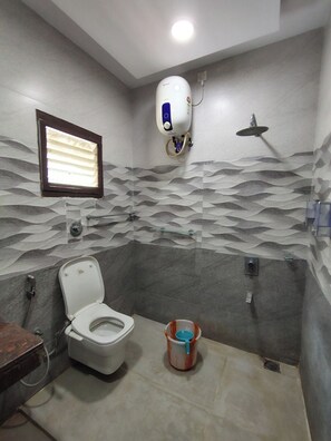 Shower, towels, soap - S L Homestay (TIRUVANNAMALAI)