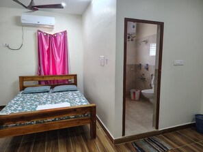 Shower, towels, soap - S L Homestay (TIRUVANNAMALAI)