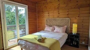 4 bedrooms, travel crib, free WiFi, bed sheets