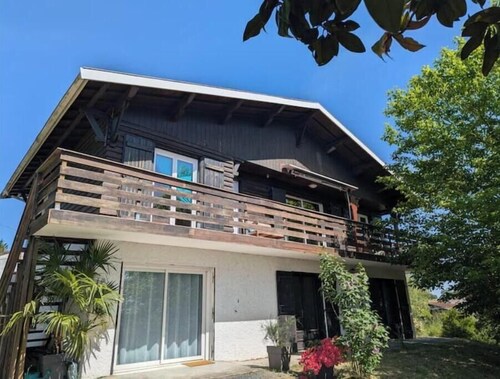 Chalet au Bord des Vignes – Séjour Chaleureux avec Grand Balcon et Nature
