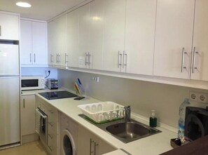 Fridge, microwave, dishwasher, cookware/dishes/utensils - Espectacular apartamento con vistas al mar (Sant Jordi de Ses Salines)