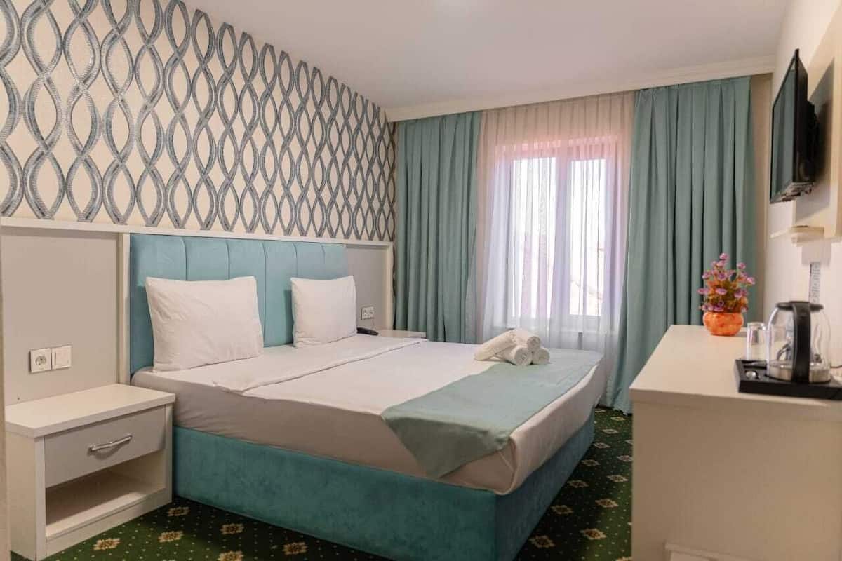 Habitación estándar con 1 cama matrimonial o 2 individuales, vista a la ciudad | Ropa de cama de alta calidad y minibar