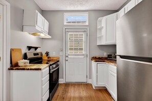 Fridge, microwave, oven, stovetop - Charming Long-term Rental Steps to Squares, Coffee Shops by Lucky Savannah (Savannah)