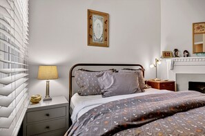 Desk, iron/ironing board, free WiFi, bed sheets - Charming Long-term Rental Steps to Squares, Coffee Shops by Lucky Savannah (Savannah)