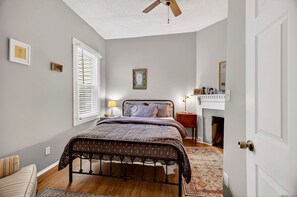 Room - Charming Long-term Rental Steps to Squares, Coffee Shops by Lucky Savannah (Savannah)