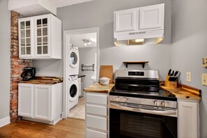 Fridge, microwave, oven, stovetop - Charming Long-term Rental Steps to Squares, Coffee Shops by Lucky Savannah (Savannah)