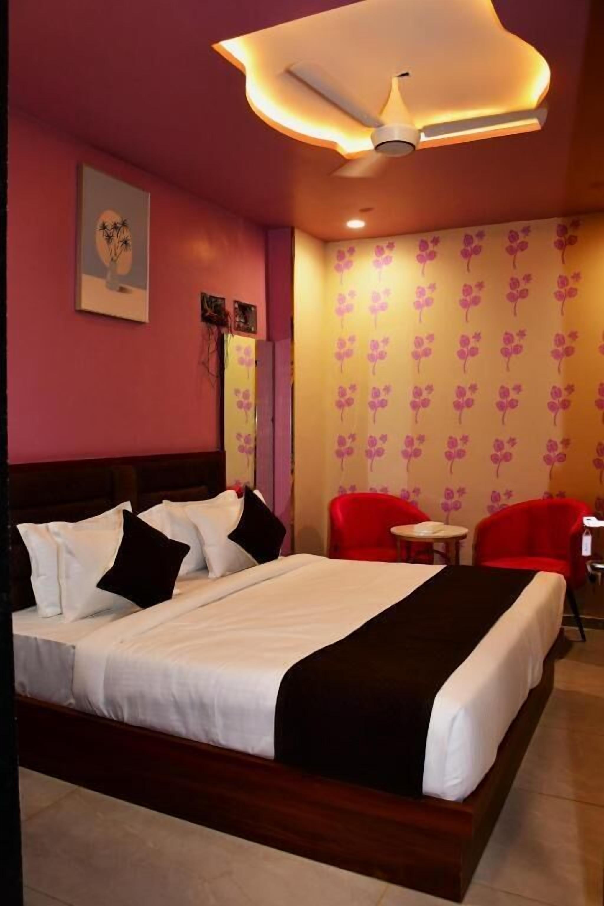 Deluxe suite, uitzicht op stad | Een bureau, gratis wifi