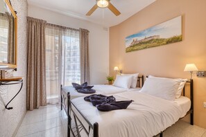 Tabla de planchar con plancha, wifi gratis y ropa de cama 