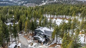 A mountain cabin surrounded by dense forest and snow-covered peaks. - Golf Course Retreat, Private Hot Tub, BBQ, Views, Garage, Pet Friendly (Mammoth Lakes)