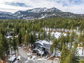 Exterior - Golf Course Retreat, Private Hot Tub, BBQ, Views, Garage, Pet Friendly (Mammoth Lakes)