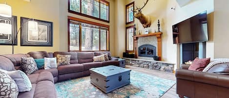 Smart TV, chimenea y estéreo