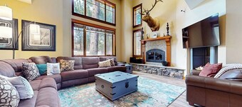 Golf Course Retreat, Private Hot Tub, BBQ, Views, Garage, Pet Friendly