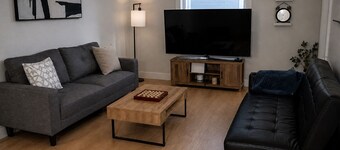 Spacious house with Deck, close to Downtown