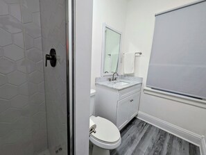 Een douche, een haardroger, handdoeken, zeep