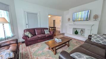 Smart TV, ping pong, books, computer monitors