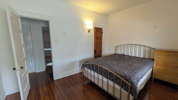 3 habitaciones, escritorio, wifi gratis y ropa de cama
