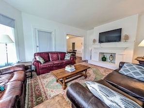 Smart TV, table tennis, books, computer monitors - Grand Downtown Home. Central Location. EV Charger. (Corinth)