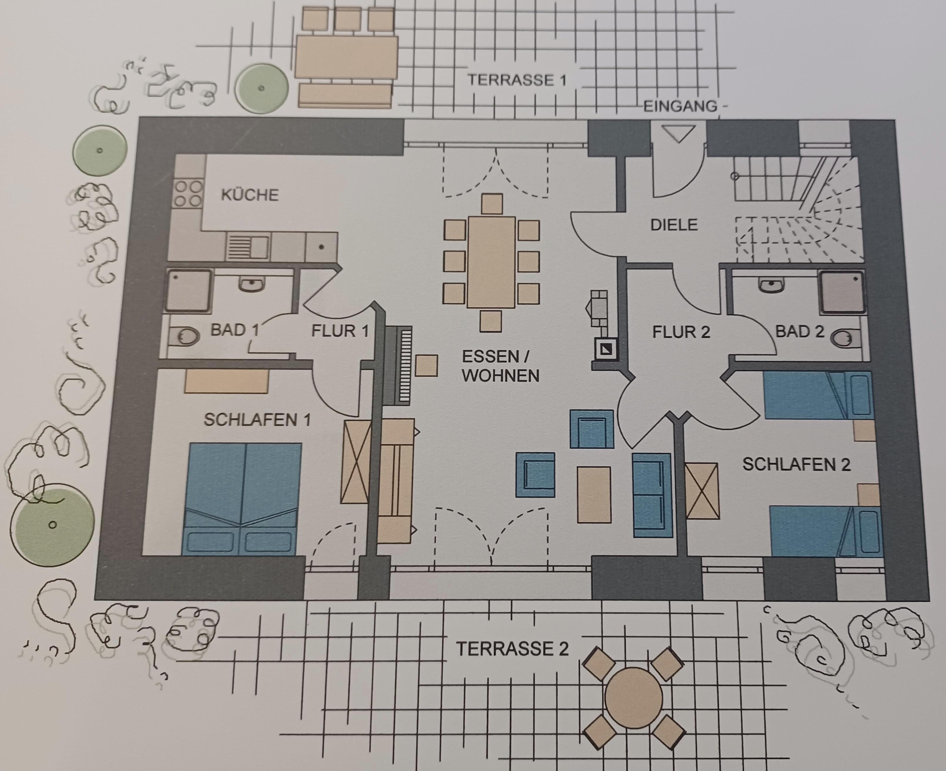 Een plattegrond met twee terrassen, een keuken, twee badkamers, twee slaapkamers, een eetruimte en een woonkamer.