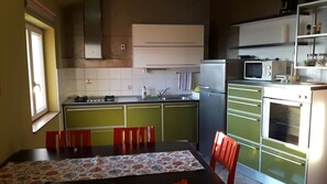 Jääkaappi, mikroaaltouuni, uuni, liesi