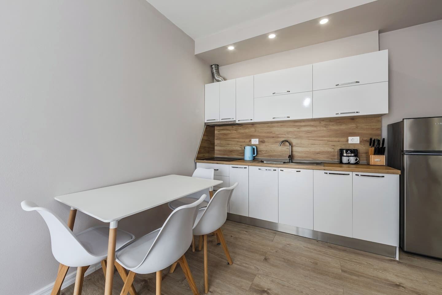 Kühlschrank, Ofen, Herdplatte, Wasserkocher mit Kaffee-/Teezubehör