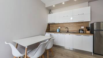 Kühlschrank, Ofen, Herdplatte, Wasserkocher mit Kaffee-/Teezubehör