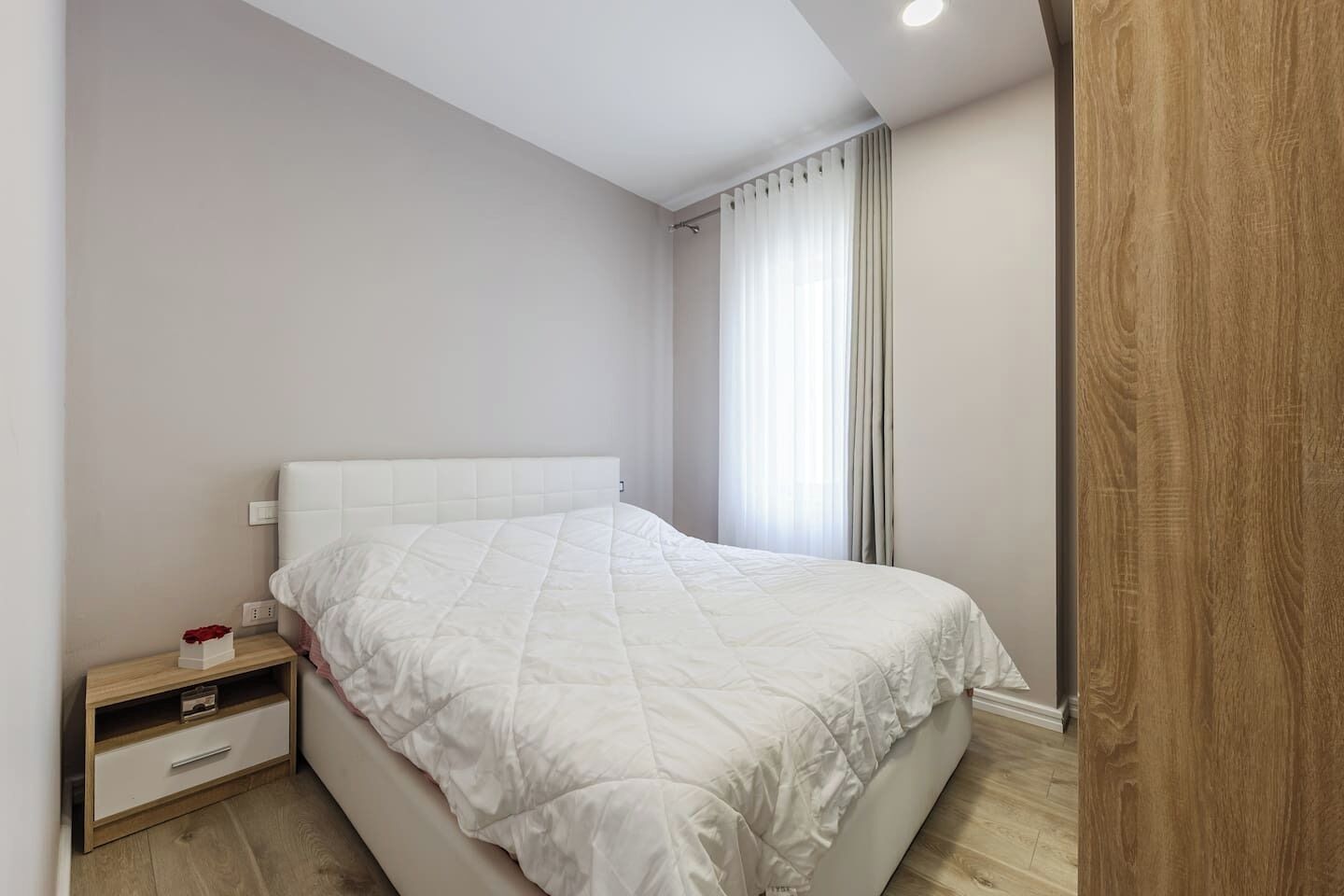 Tabla de planchar con plancha, wifi y ropa de cama 