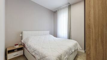 Tabla de planchar con plancha, wifi y ropa de cama