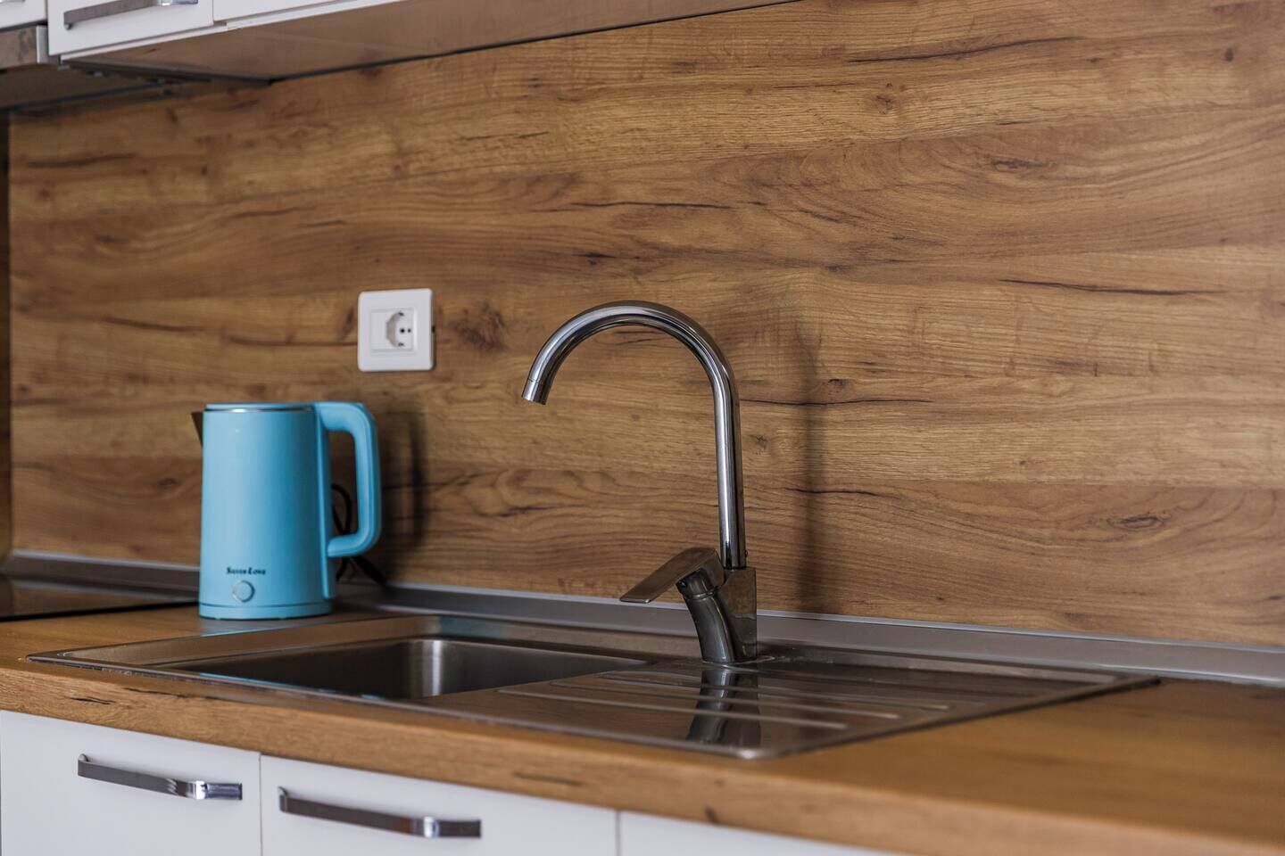 Réfrigérateur, four, plaque de cuisson, cafetière/bouilloire