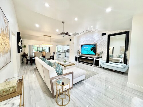 Luxury Naples House 10 mins to Beach & 5th Ave Community Pool and Gulf Access