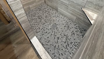 Regadera, toallas, papel de baño