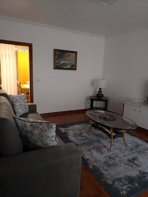 TV - Solar do Diabrete T2 – Spacious Apartment with Sea Views in Central Nazaré (Nazaré)
