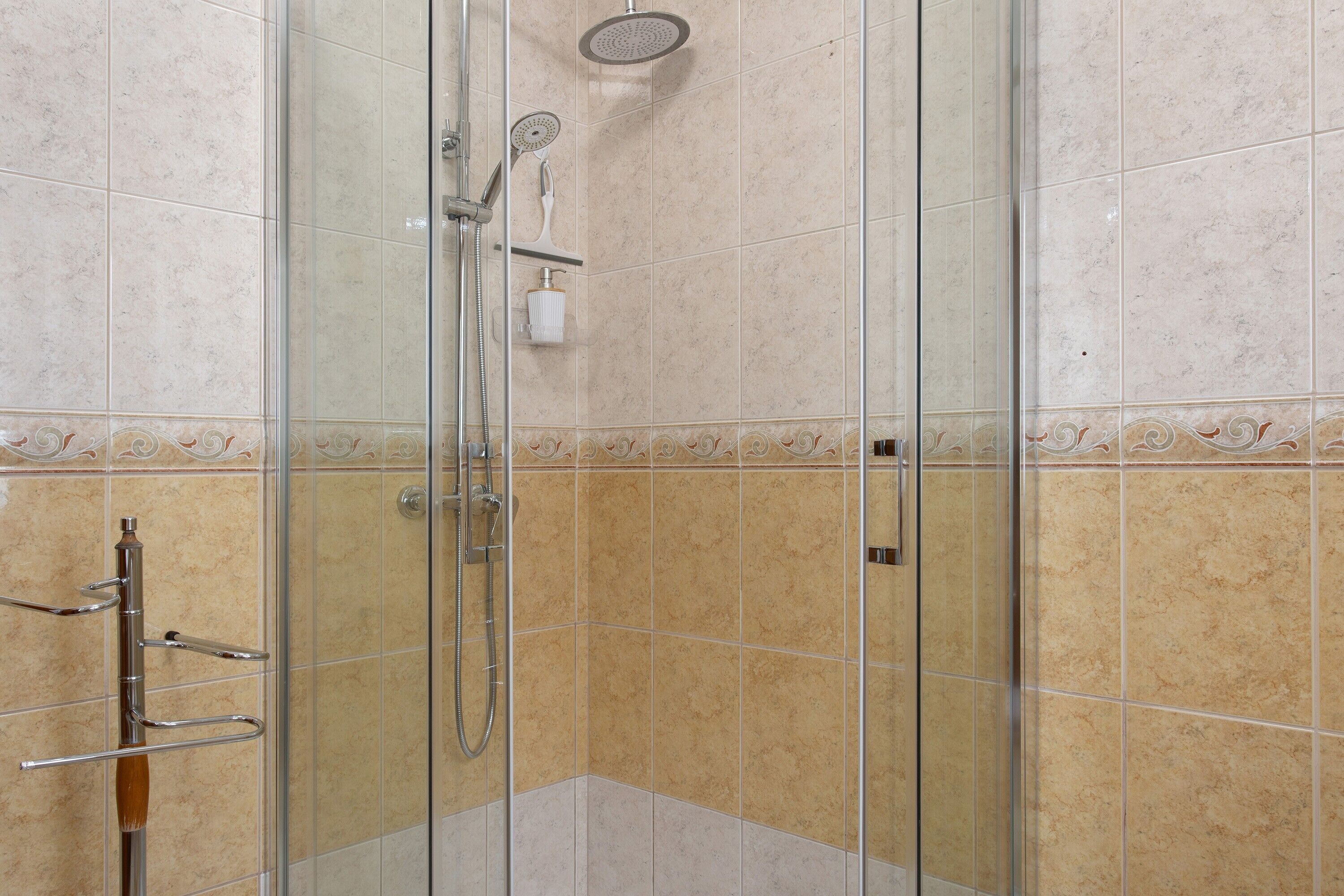 Een douche, een haardroger, handdoeken