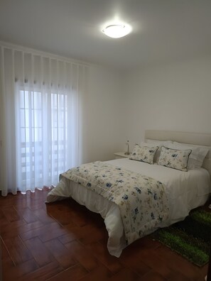 Iron/ironing board, WiFi, bed sheets - Solar do Diabrete T2 – Spacious Apartment with Sea Views in Central Nazaré (Nazaré)