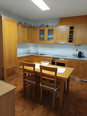 Fridge, microwave, oven, stovetop - Solar do Diabrete T2 – Spacious Apartment with Sea Views in Central Nazaré (Nazaré)