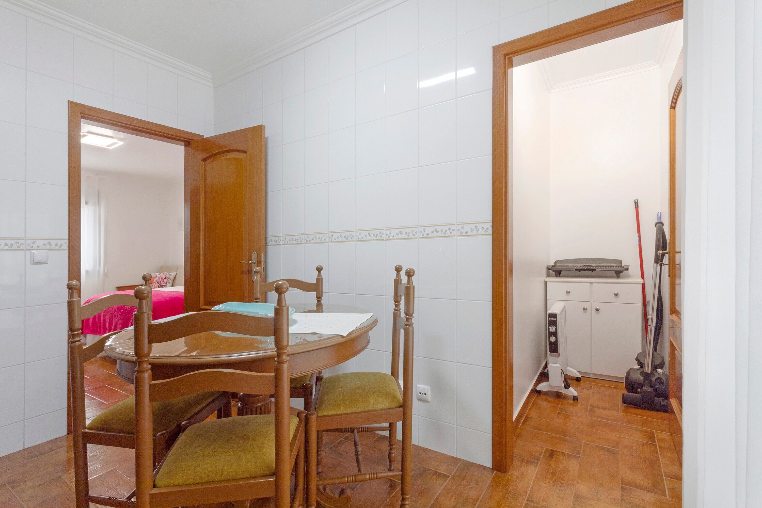 Iron/ironing board, WiFi, bed sheets