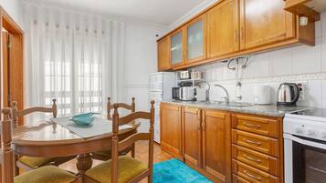Wasserkocher mit Kaffee-/Teezubehör, Kühlschrank, Mikrowelle, Ofen