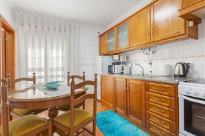 Fridge, microwave, oven, stovetop - Solar do Diabrete Studio Apartment in Nazaré’s Historic Center, 100m from the Beach (Nazaré)