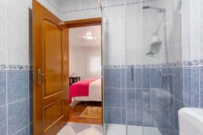 Shower, hair dryer, towels - Solar do Diabrete Studio Apartment in Nazaré’s Historic Center, 100m from the Beach (Nazaré)