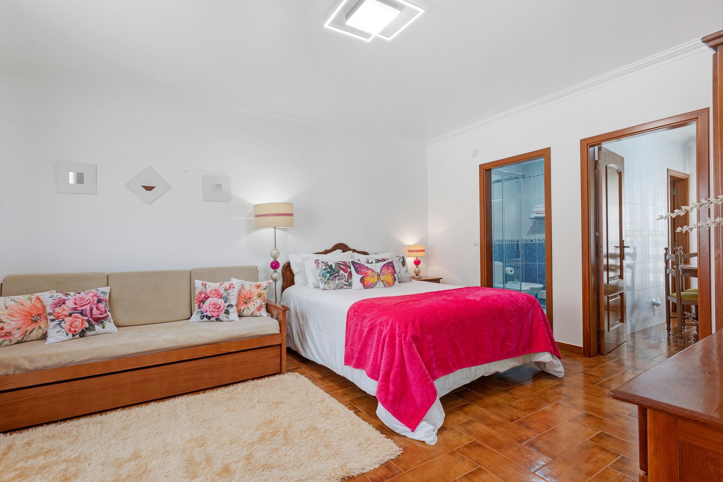 Iron/ironing board, WiFi, bed sheets