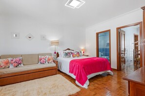 Iron/ironing board, WiFi, bed sheets - Solar do Diabrete Studio Apartment in Nazaré’s Historic Center, 100m from the Beach (Nazaré)